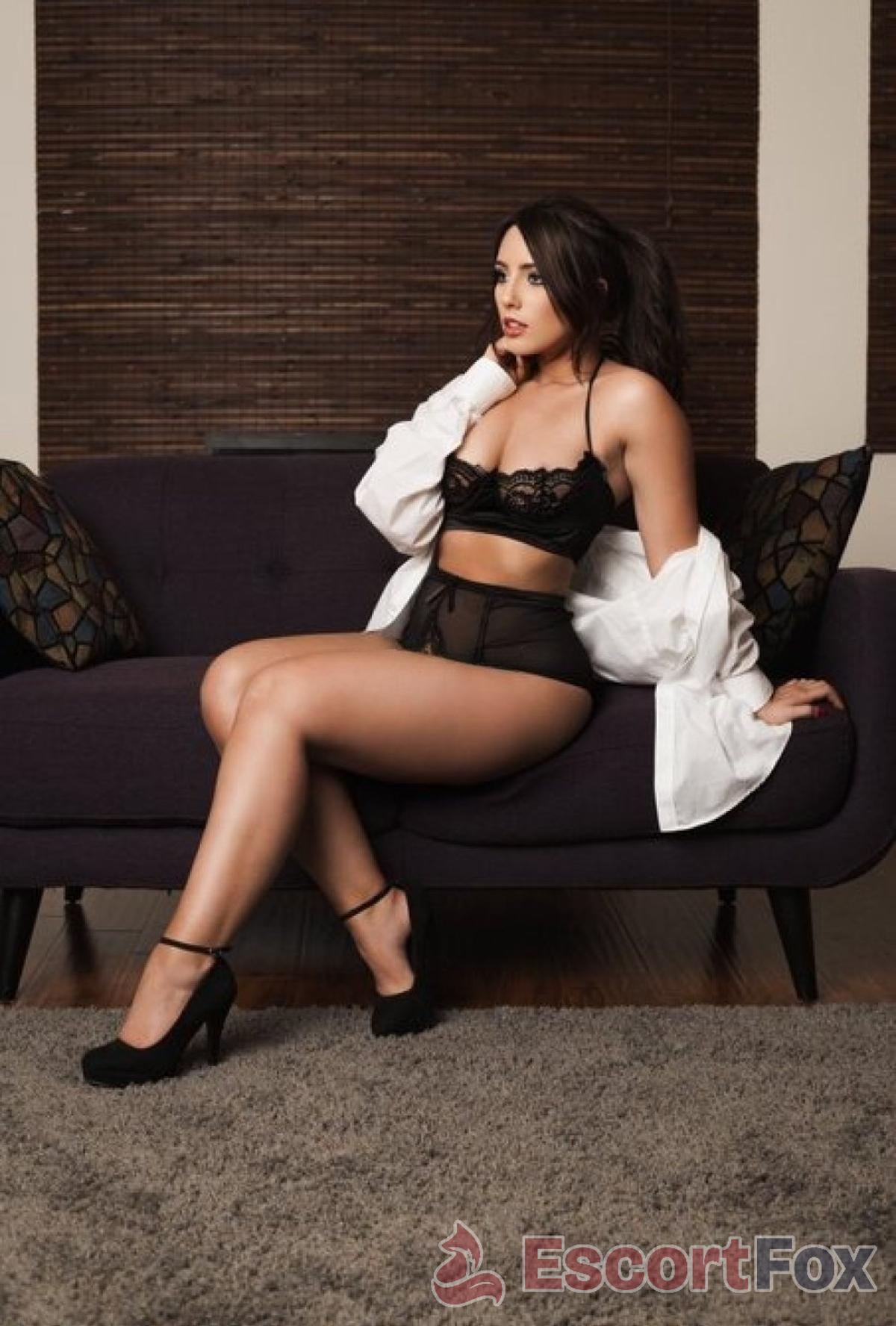 Jenna — συνοδός στην πόλη Pitești
