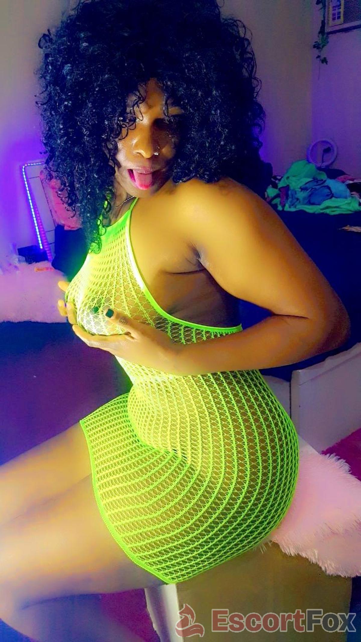 Ashley — kísérő itt: Jeddah