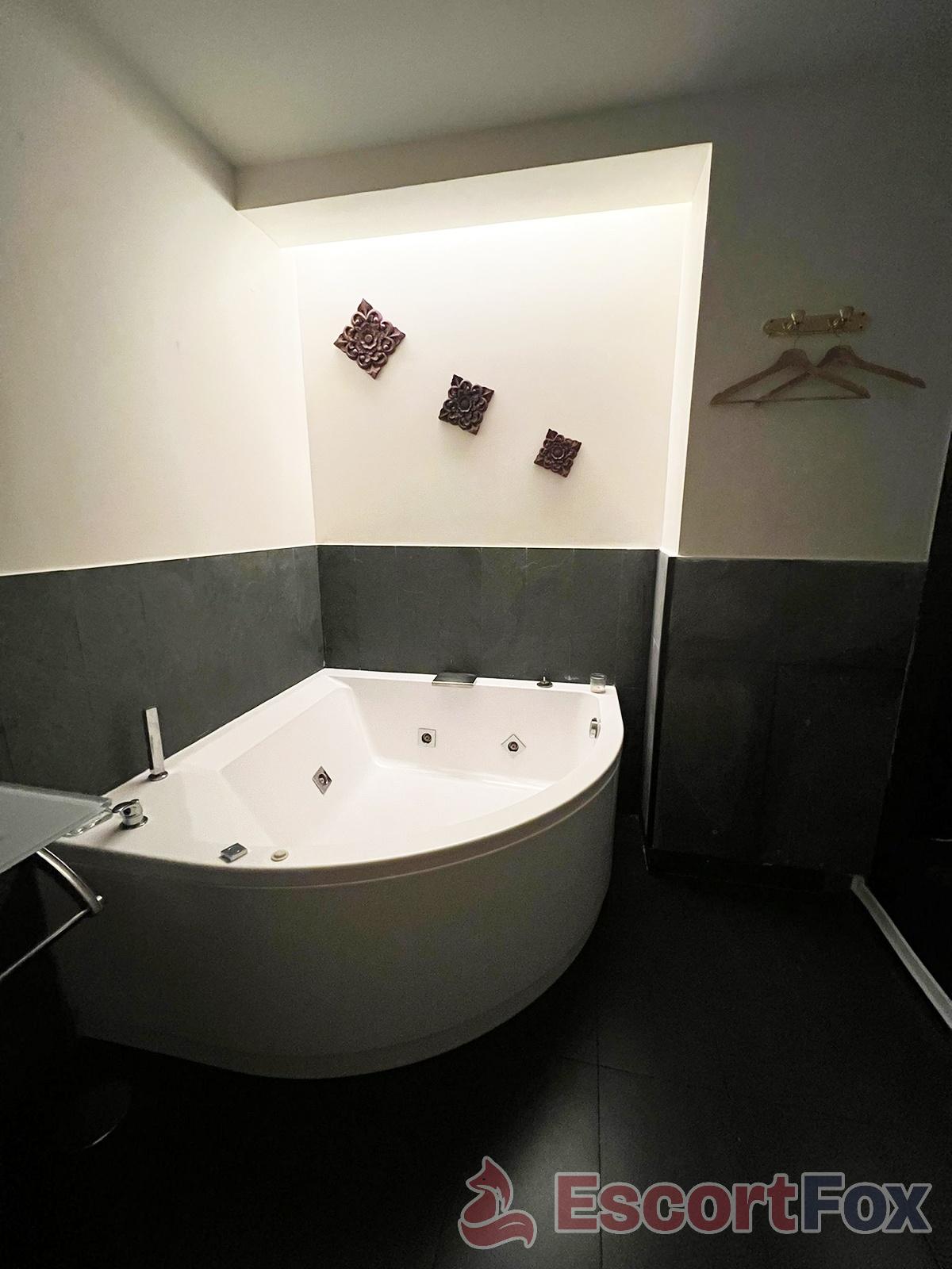 Yalena Masajes — erotic venue in Madrid