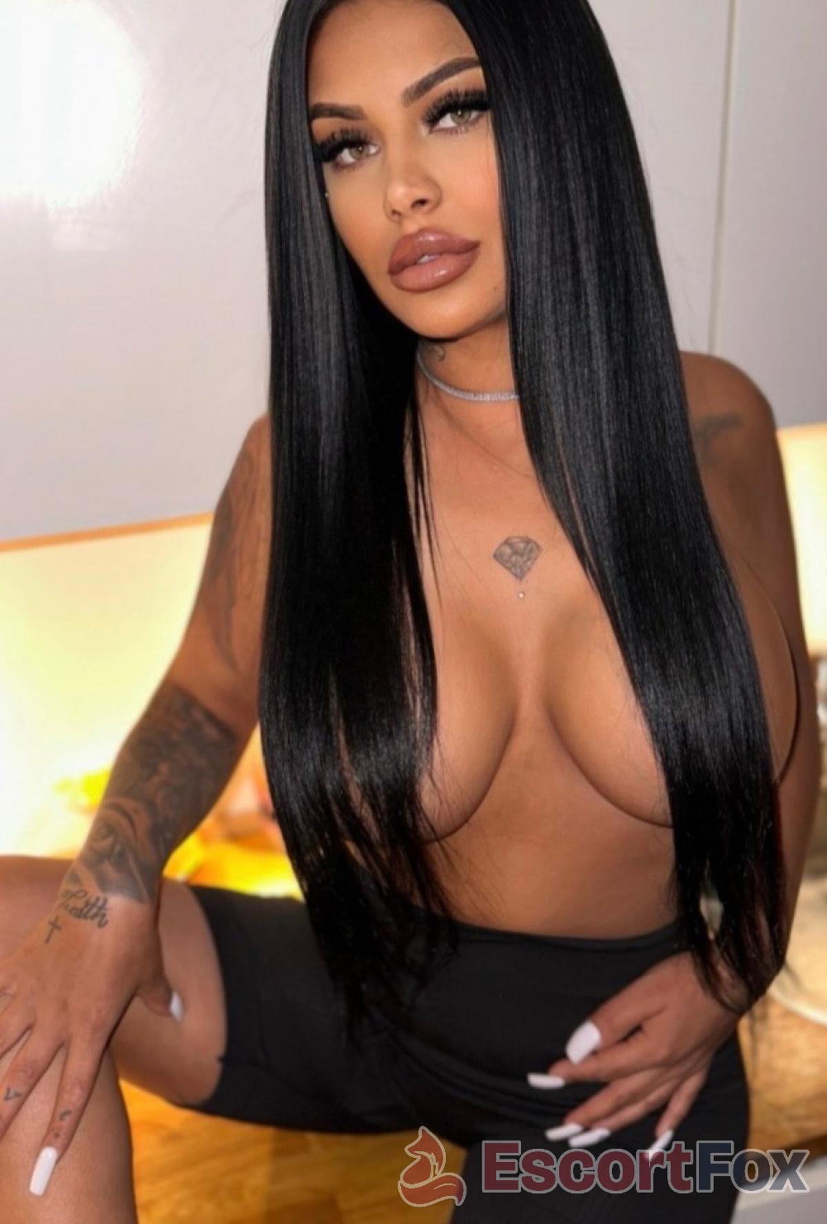 Kim — escort in Boekarest
