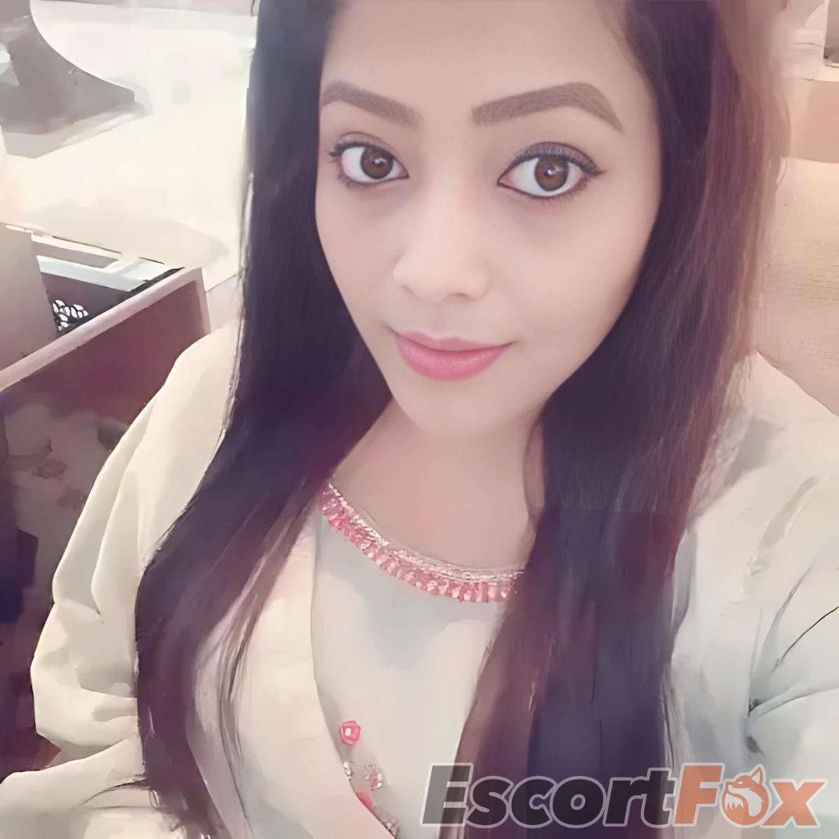 Divya — kísérő itt: Mumbai