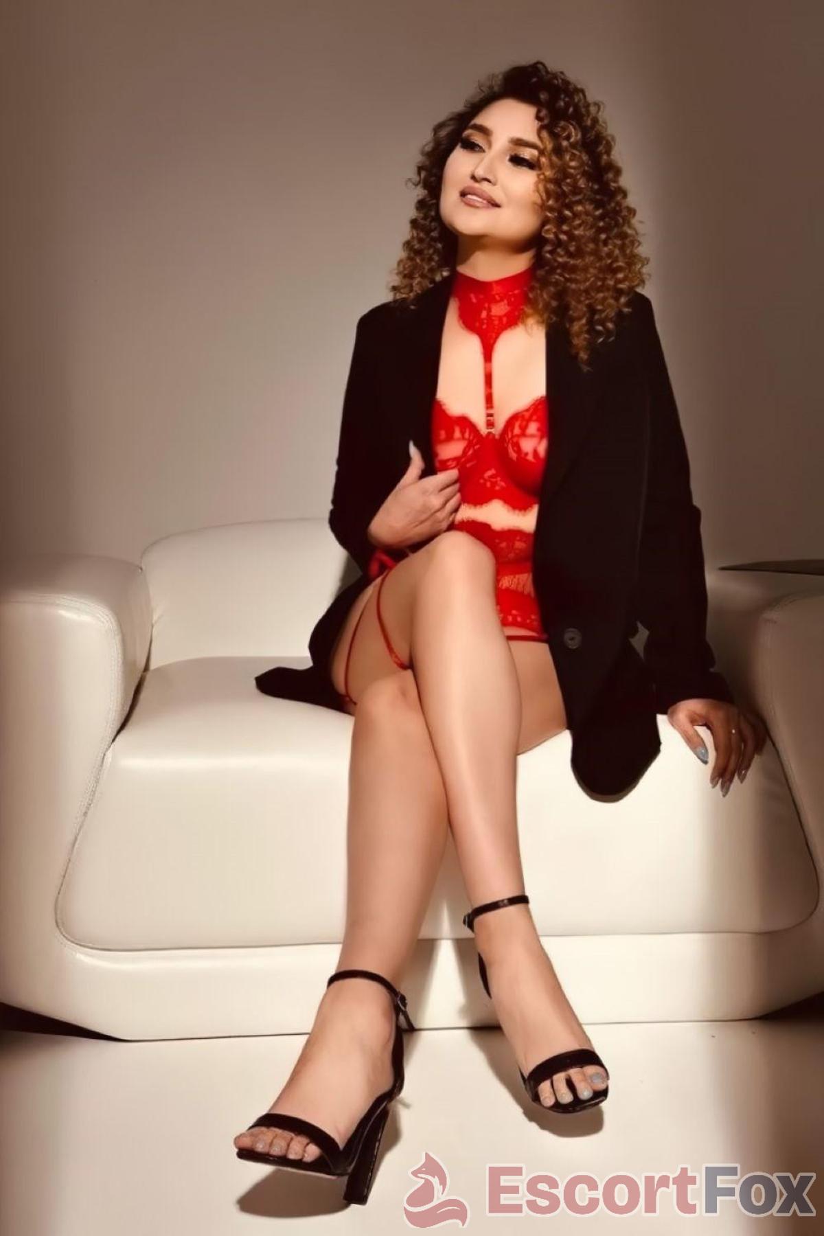 Julia — kísérő itt: Abu Dhabi