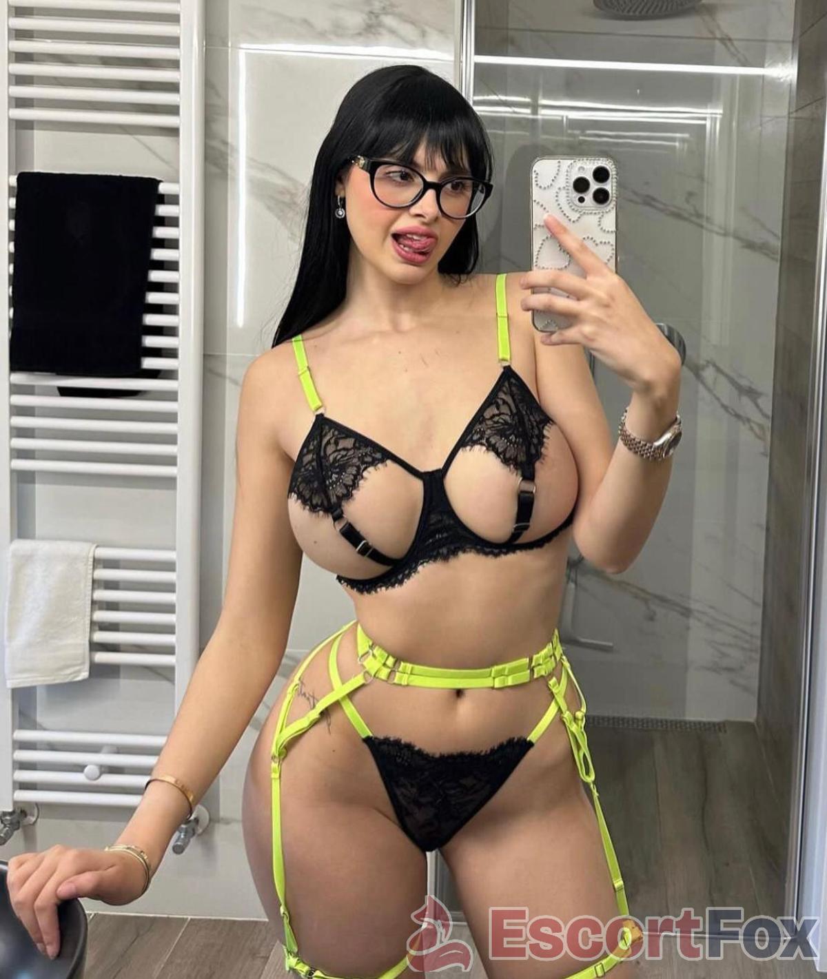 Joanelle — مرافقة في باريس
