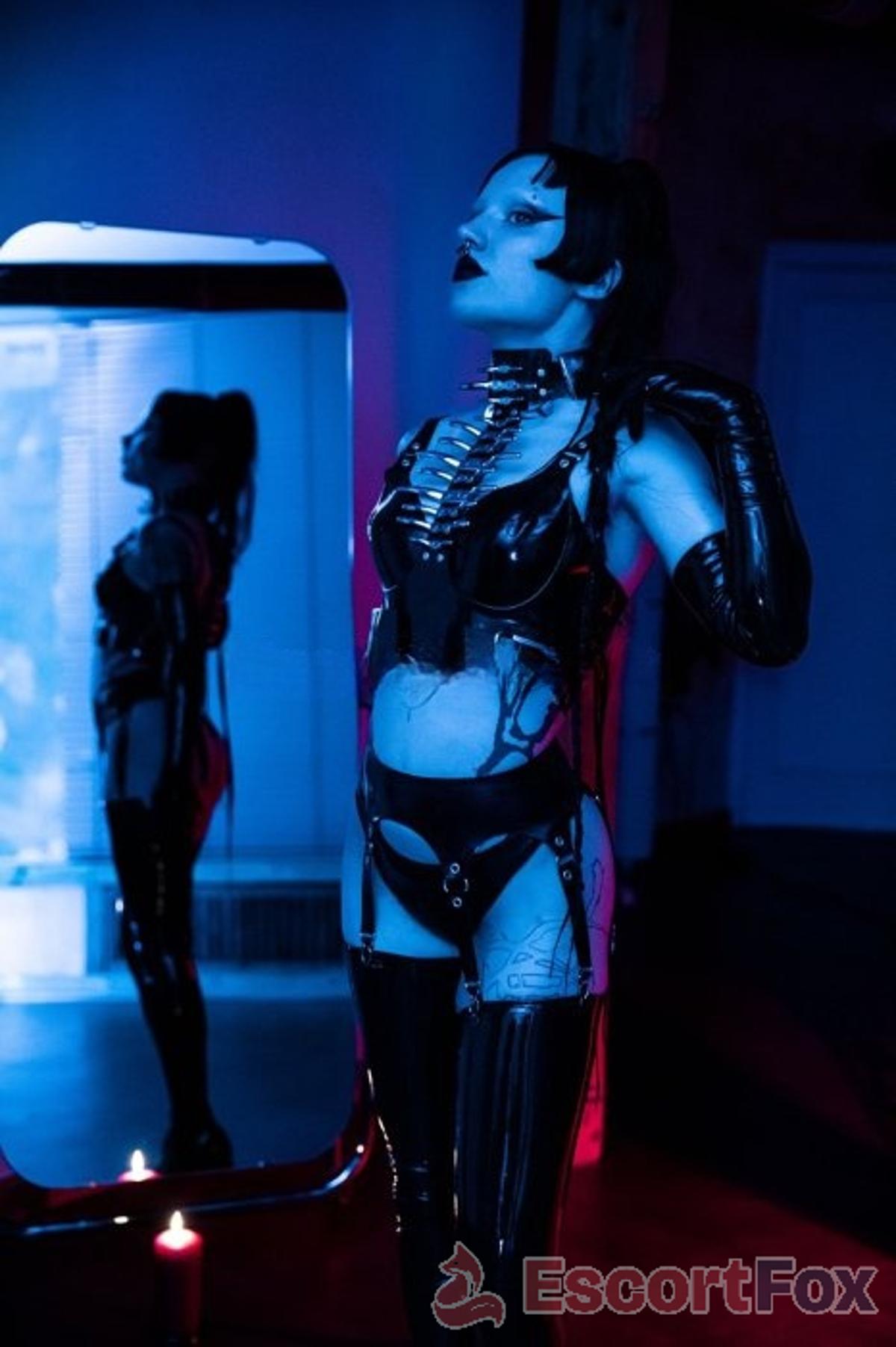 Domina Moir Div — escort in Berlin