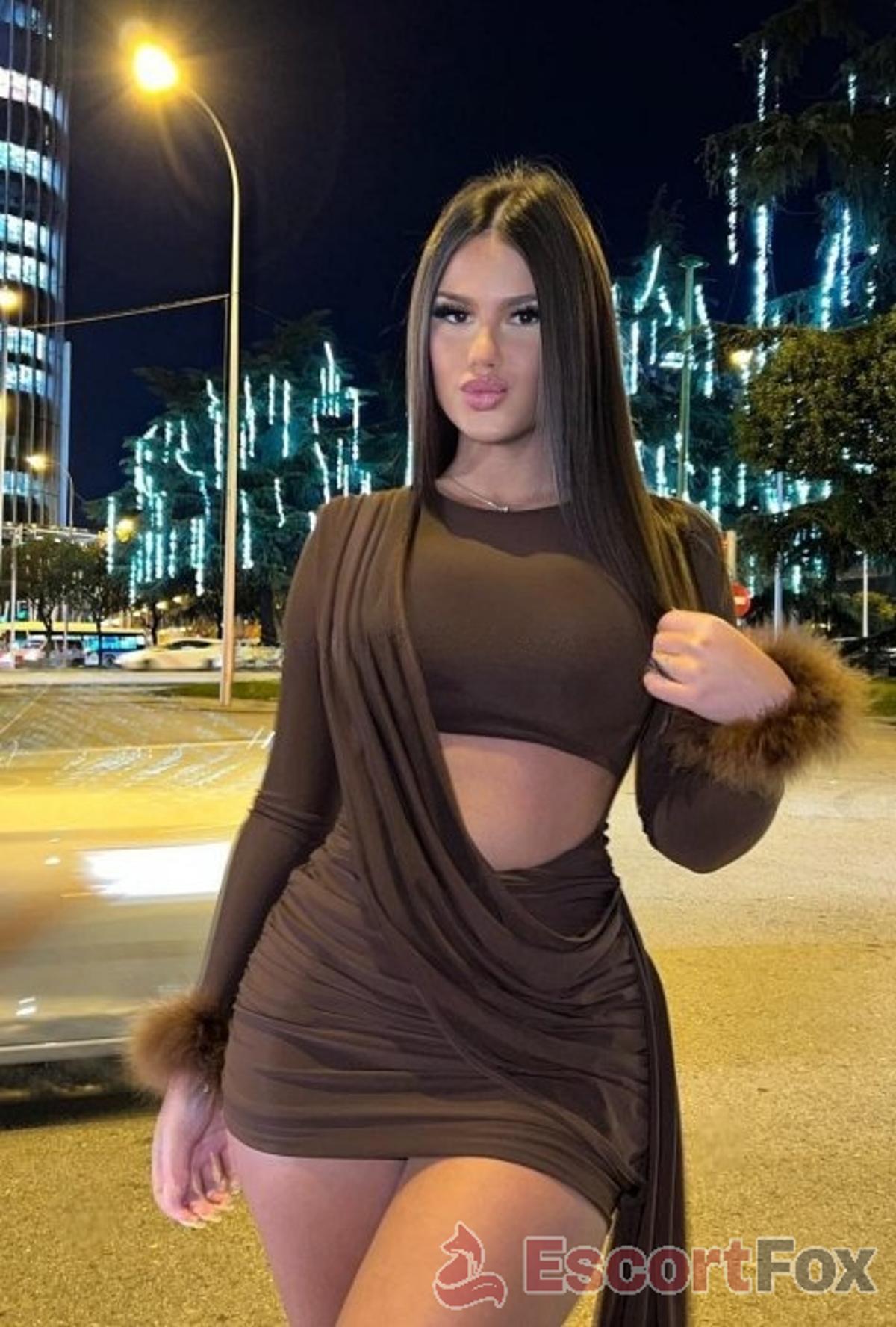 Su Su — συνοδός στην πόλη Μπακού