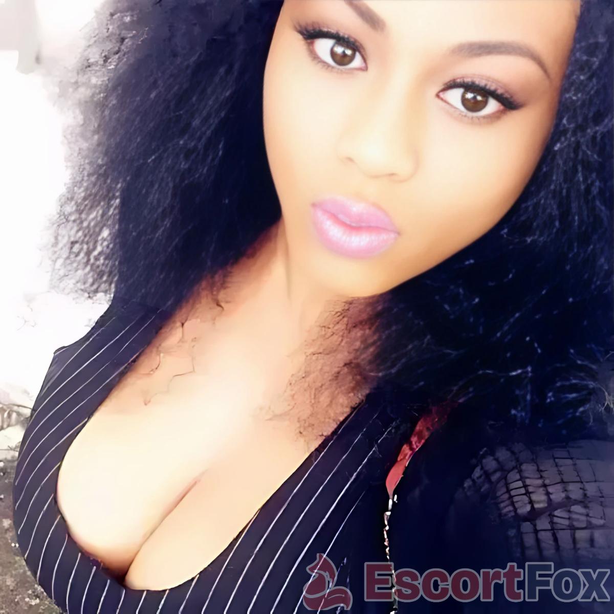 Busty Mia — مرافقة في أكرا