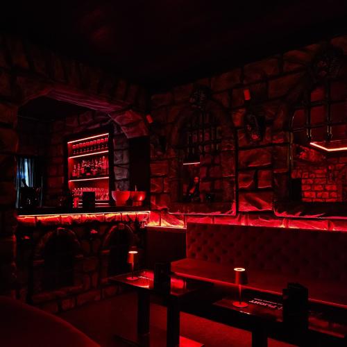 Knight Flight Cabaret Club — 자그레브 성인 업소