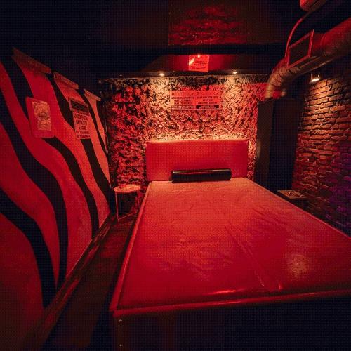 2+2 Club — erotic venue in Piraeus