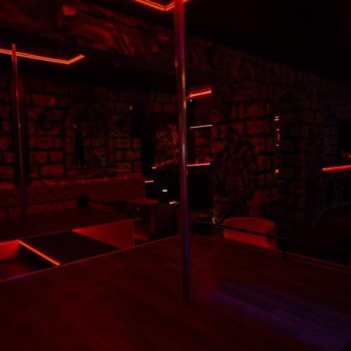 Knight Flight Cabaret Club — 자그레브 성인 업소