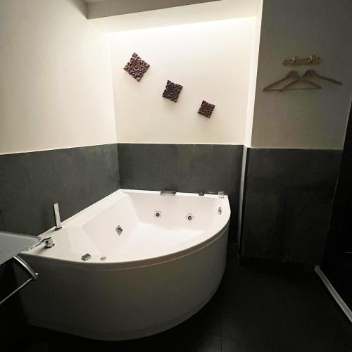 Yalena Masajes — erotic venue in Madrid