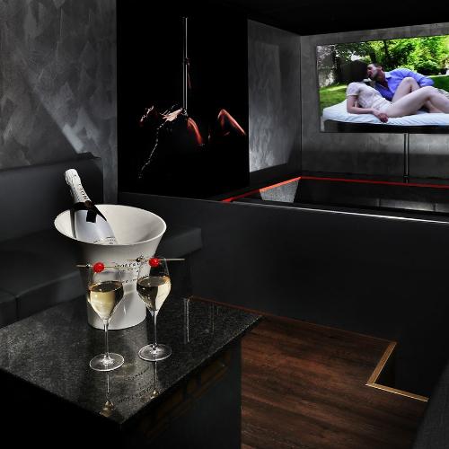 Club Palace — Root şehrinde erotik mekan