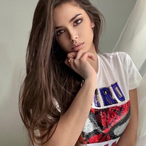 Vee — مرافقة في هونغ كونغ
