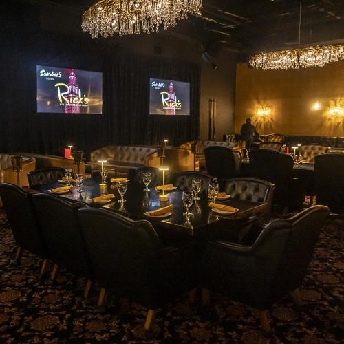 Scarlett's Cabaret — erotický podnik v Hollywood