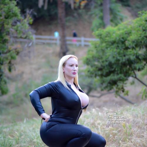Madame Mozel — acompanhante em Los Angeles