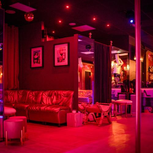 Love Club Privè — مكان إيروتيكي في مانربا دل غاردا