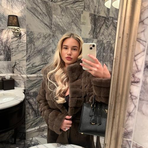 Adrianaxo — escortă în Nashville