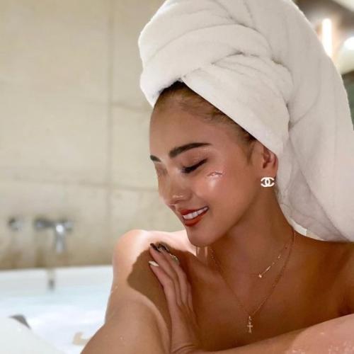 Momoka — escortă în Hong Kong