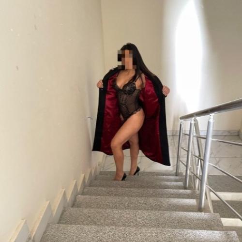 Ariana — συνοδός στην πόλη Μπακού