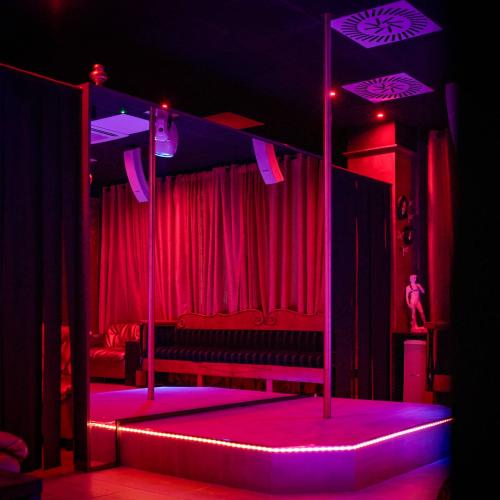 Love Club Privè — مكان إيروتيكي في مانربا دل غاردا