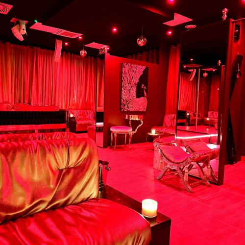 Love Club Privè — مكان إيروتيكي في مانربا دل غاردا