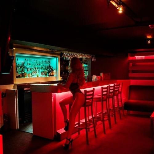 The Brass Rail — erotikus hely itt: Toronto