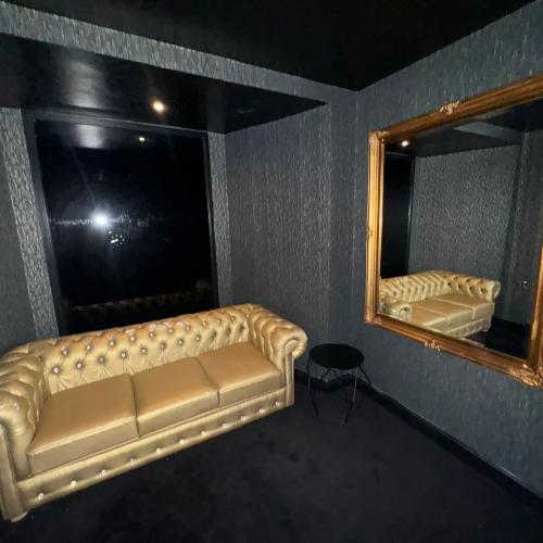 Diamonds & Strings — Erotik-Location in Watford