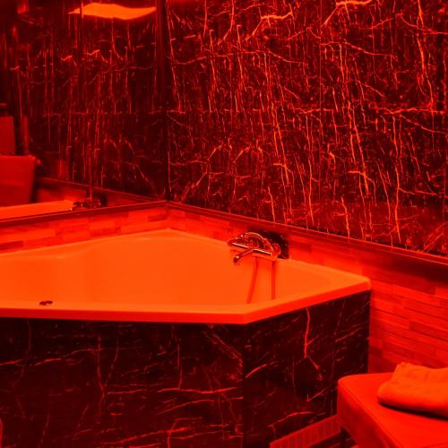 Parenclub Le Baron — еротичний заклад у місті Гіреваарден
