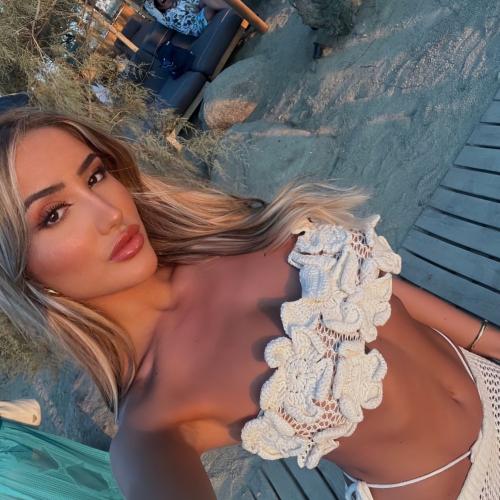 Mia — مرافقة في ميكونوس