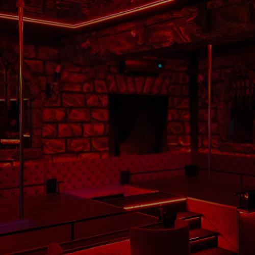 Knight Flight Cabaret Club — 자그레브 성인 업소