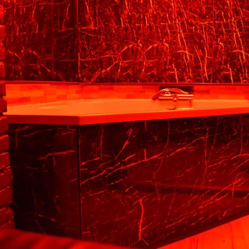 Parenclub Le Baron — еротичний заклад у місті Гіреваарден