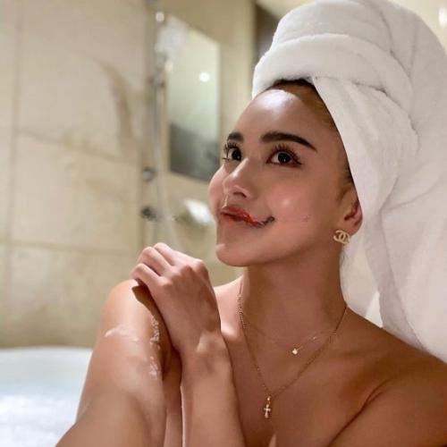 Momoka — escortă în Hong Kong