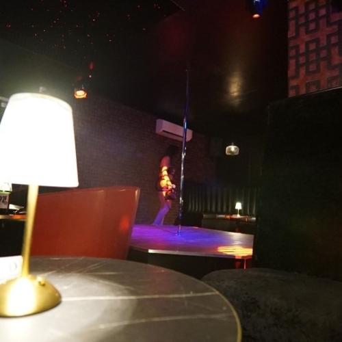 Diamonds & Strings — Erotik-Location in Watford