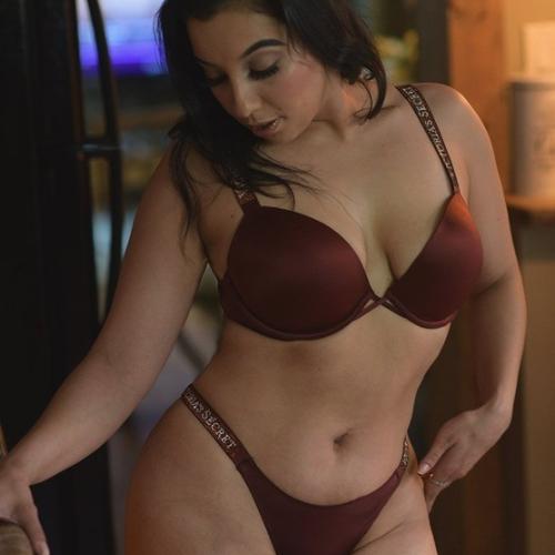 Eva Aachane — Columbusのエスコート