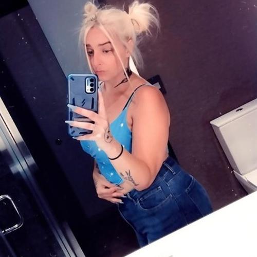 Nikki Sams — مرافقة في بورتلاند